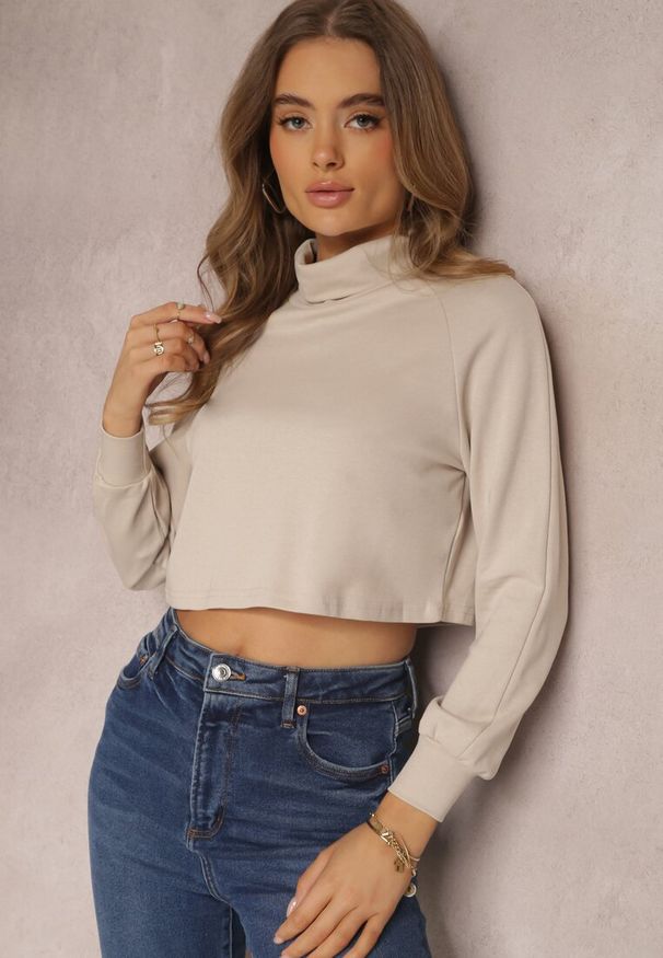 Renee - Jasnobeżowy Golf Crop Top Noya. Typ kołnierza: golf. Kolor: beżowy. Materiał: tkanina, bawełna. Długość rękawa: długi rękaw. Długość: krótkie. Wzór: gładki, aplikacja, jednolity. Sezon: jesień