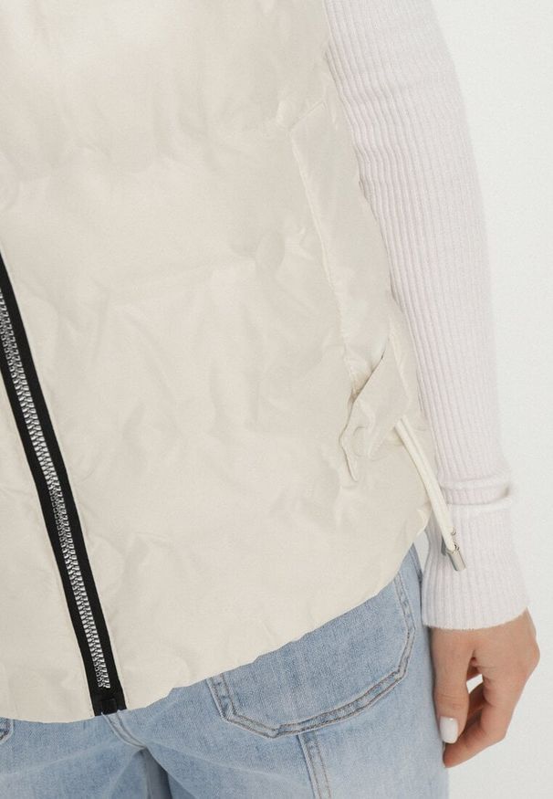 Born2be - Jasnobeżowa Kamizelka z Pikowanymi Przeszyciami i Kapturem ze Ściągaczami Annivria. Okazja: na co dzień. Kolor: beżowy. Materiał: jeans. Styl: sportowy, klasyczny, casual