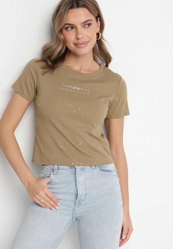 Born2be - Ciemnozielony Bawełniany T-shirt Ozdobiony Cyrkoniami i Brokatem Halirea. Okazja: na co dzień. Kolor: zielony. Materiał: bawełna. Wzór: aplikacja. Styl: sportowy, elegancki, glamour, casual