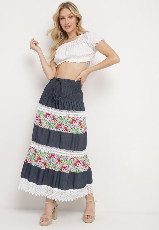 Born2be - Granatowo-Biała Rozkloszowana Spódnica Bawełniana z Gumką w Pasie Zdobiona Koronką Tesaopi. Okazja: na co dzień. Kolor: niebieski. Materiał: koronka, bawełna. Wzór: koronka, aplikacja. Styl: casual