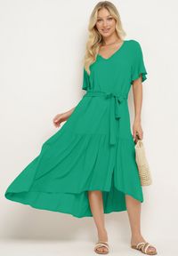 Born2be - Ciemnozielona Sukienka Pudełkowa z Materiałowym Paskiem i Falbanką Dimovas. Typ kołnierza: dekolt w kształcie V. Kolor: zielony. Materiał: materiał #4