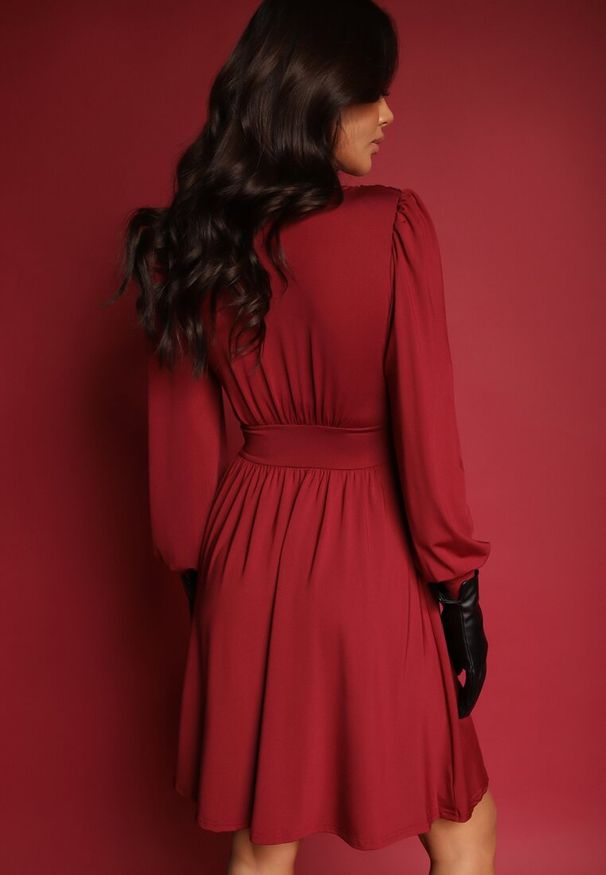 Renee - Bordowa Sukienka z Wiskozą o Rozkloszowanym Kroju Selaitea. Okazja: na co dzień. Typ kołnierza: dekolt w serek. Kolor: czerwony. Materiał: wiskoza. Styl: elegancki, casual