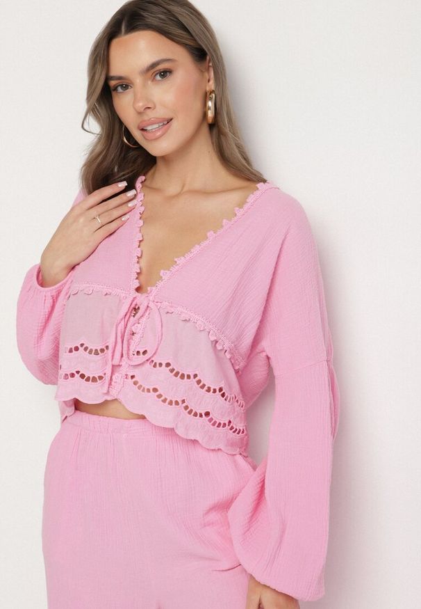Born2be - Fuksjowy Bawełniany Komplet z Ażurowymi Zdobieniami Wiązana Bluzka i Spodnie Savurielle. Kolor: różowy. Materiał: bawełna. Wzór: ażurowy, aplikacja
