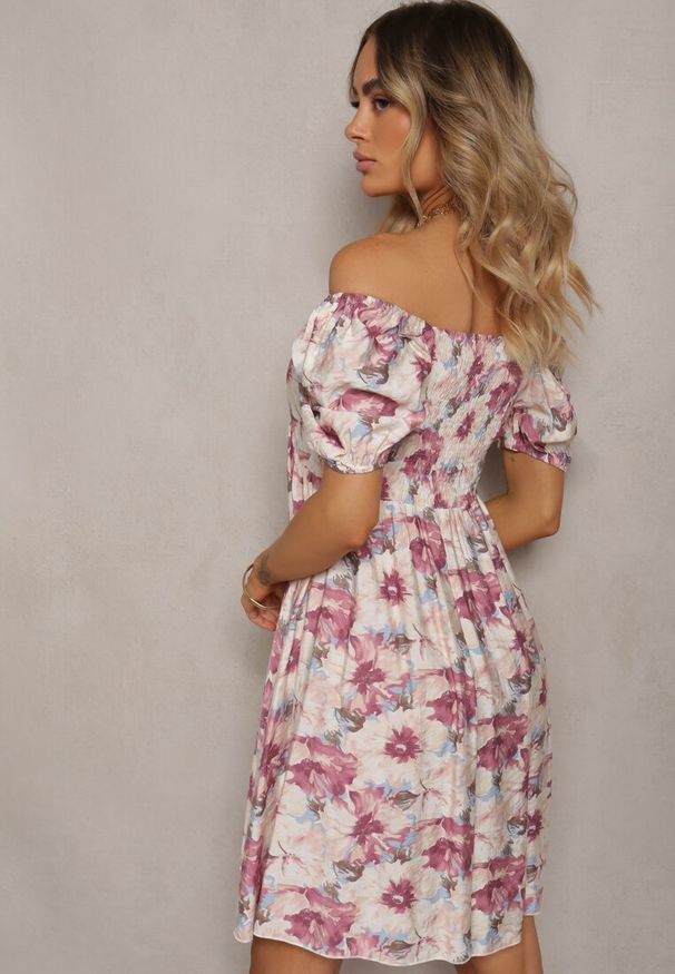 Renee - Różowo-Beżowa Sukienka z Wiązanym Dekoltem i Bufiastymi Rękawami z Gumką z Tyłu w Kwiatowy Wzór Vikolla. Okazja: na spacer, na co dzień. Kolor: różowy. Materiał: tkanina. Wzór: kwiaty. Sezon: wiosna, lato. Typ sukienki: proste. Styl: casual