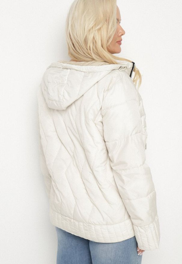 Born2be - Biała Kurtka Dwustronna z Kapturem i Ozdobnym Pikowaniem Helritis. Okazja: na co dzień. Typ kołnierza: kaptur. Kolekcja: plus size. Kolor: biały. Materiał: jeans. Długość rękawa: długi rękaw. Długość: długie. Styl: elegancki, casual
