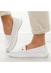 Białe ażurowe skórzane mokasyny damskie S.Barski 5980. Okazja: na co dzień. Kolor: biały. Materiał: skóra. Szerokość cholewki: normalna. Wzór: ażurowy. Sezon: wiosna, jesień, lato. Styl: casual, klasyczny #1