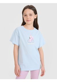4f - 4F T-shirt regular z nadrukiem dziewczęcy - niebieski 152 (11-12 lat). Okazja: na co dzień. Kolor: niebieski. Materiał: dzianina, bawełna, jersey. Długość rękawa: krótki rękaw. Długość: krótkie. Wzór: nadruk. Sezon: lato. Styl: klasyczny, elegancki, sportowy, casual