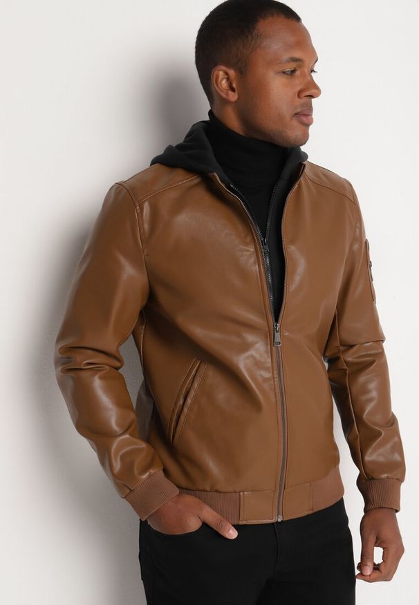 Born2be - Brązowa Kurtka Ramoneska z Odpinanym Kapturem i Podszewką z Wsuwanymi Kieszeniami Bellarion. Okazja: na co dzień. Typ kołnierza: golf. Kolor: brązowy. Materiał: dzianina. Styl: casual, elegancki, klasyczny