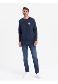 Ombre Clothing - Nierozpinana męska dresowa bluza z naszywką w stylu college – granatowa V2 - Rozmiar: M. Okazja: na uczelnię, na co dzień. Kolor: niebieski. Materiał: dresówka. Wzór: aplikacja. Styl: sportowy, casual, elegancki #3