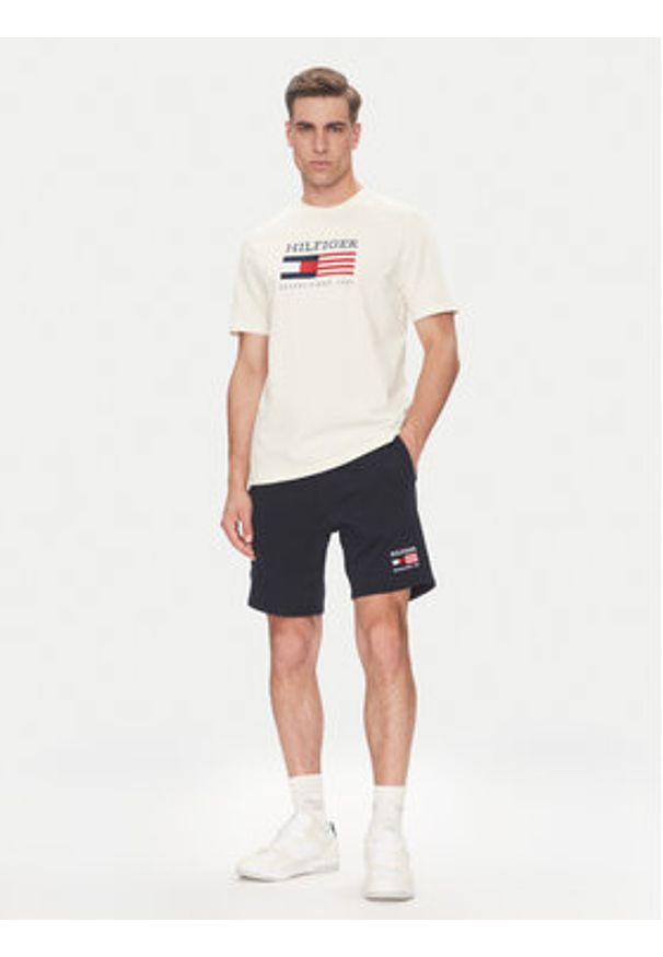TOMMY HILFIGER - Tommy Hilfiger T-Shirt American Monotype MW0MW39843 Écru Regular Fit. Materiał: bawełna