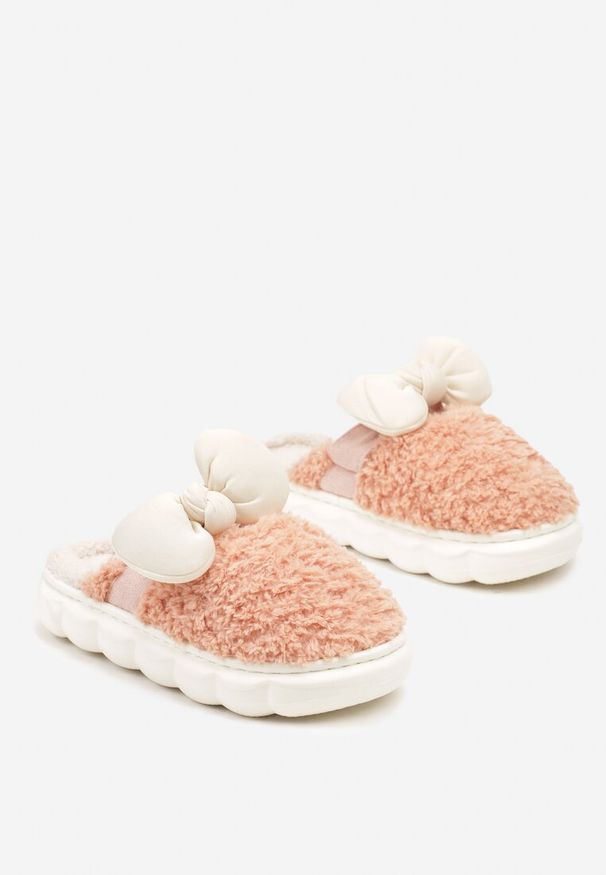 Renee - Pomarańczowe Płaskie Kapcie Ozdobione Kokardką Linnacira. Okazja: na co dzień, do domu. Zapięcie: bez zapięcia. Kolor: pomarańczowy. Materiał: jeans. Wzór: aplikacja. Sezon: zima, jesień. Obcas: na płaskiej podeszwie. Styl: casual, elegancki