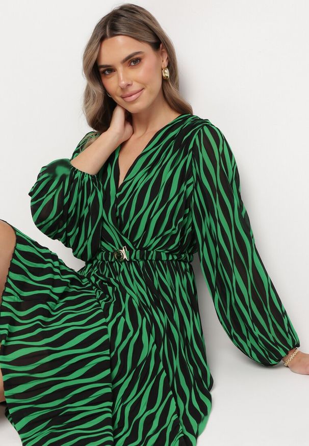 Born2be - Zielona Rozkloszowana Sukienka Plisowana z Paskiem Famalee. Kolor: zielony. Typ sukienki: kopertowe. Styl: elegancki. Długość: maxi