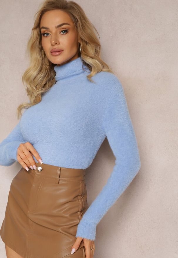 Renee - Niebieski Dopasowany Golf z Wełną i Ściągaczami Pacienche. Typ kołnierza: golf. Kolor: niebieski. Materiał: wełna. Wzór: jednolity