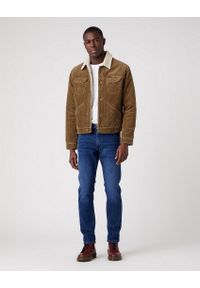 Wrangler - WRANGLER 124MJ MĘSKA KURTKA PRZEJŚCIOWA SHERPA SZTRUKSOWA W4MS88455. Okazja: na co dzień. Typ kołnierza: kaptur. Materiał: sztruks. Długość rękawa: długi rękaw. Długość: długie. Wzór: kolorowy. Sezon: jesień, zima. Styl: vintage, casual, klasyczny, elegancki #4