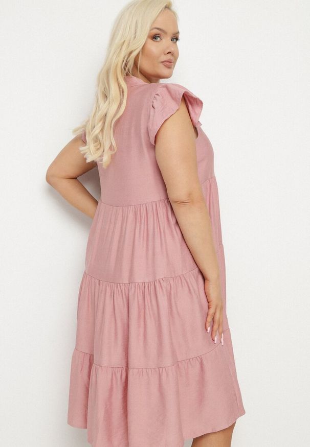 Born2be - Ciemnoróżowa Sukienka o Rozkloszowanym Kroju z Dekoltem w Serek Meverina. Okazja: na co dzień. Typ kołnierza: dekolt w serek. Kolor: różowy. Długość rękawa: krótki rękaw. Wzór: aplikacja. Typ sukienki: rozkloszowane, proste. Styl: casual, elegancki