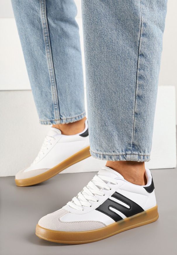Born2be - Biało-Czarne Sneakersy w Stylu Klasycznych Tenisówek z Ozdobnymi Przeszyciami Nartewia. Okazja: na co dzień. Kolor: biały. Materiał: jeans