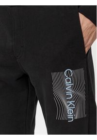 Calvin Klein Spodnie dresowe Wave Lines Hero K10K112775 Czarny Regular Fit. Kolor: czarny. Materiał: bawełna #3