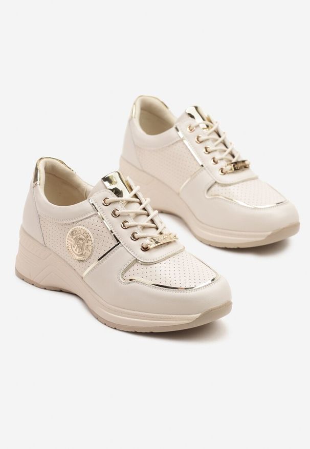 Renee - Beżowe Sneakersy Ozdobione Metalicznymi Aplikacjami Hellevia. Okazja: na co dzień. Kolor: beżowy. Materiał: jeans. Wzór: aplikacja