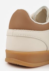 Born2be - Beżowo-Białe Sneakersy Typu Kultowe Tenisówki z Ozdobnymi Przeszyciami Selfia. Okazja: na co dzień. Kolor: beżowy. Materiał: jeans. Obcas: na płaskiej podeszwie #8