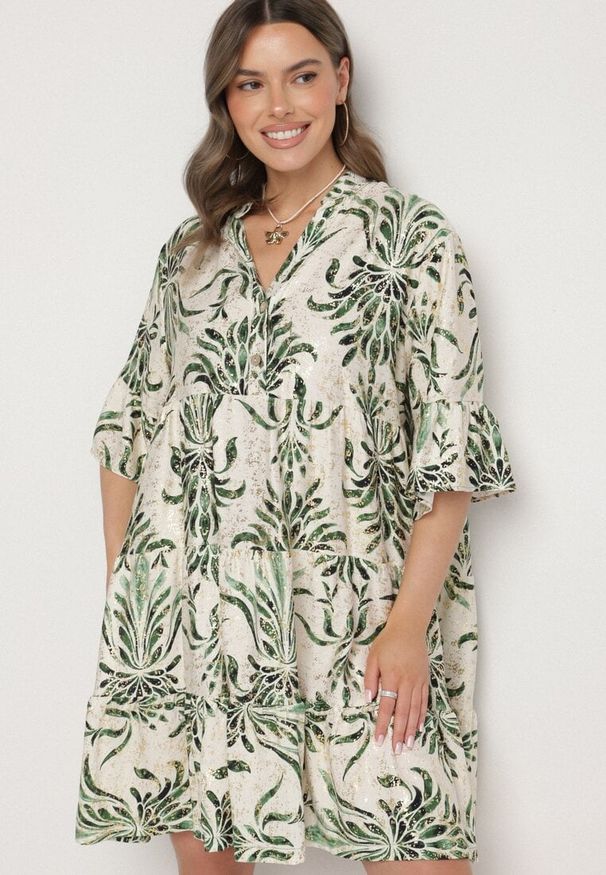 Born2be - Zielono-Beżowa Rozkloszowana Sukienka z Lnem z Metalicznym Nadrukiem Filasenia. Okazja: na spacer. Typ kołnierza: kołnierz z falbankami, dekolt w kształcie V. Kolor: zielony. Materiał: len. Wzór: nadruk. Sezon: lato. Styl: elegancki