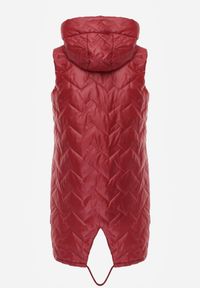 Born2be - Czerwona Przejściowa Kamizelka Pikowana o Długim Kroju z Kapturem i Naszywką Harmaste. Okazja: na co dzień. Typ kołnierza: kaptur. Kolor: czerwony. Materiał: jeans. Długość: długie. Wzór: aplikacja. Styl: casual #2