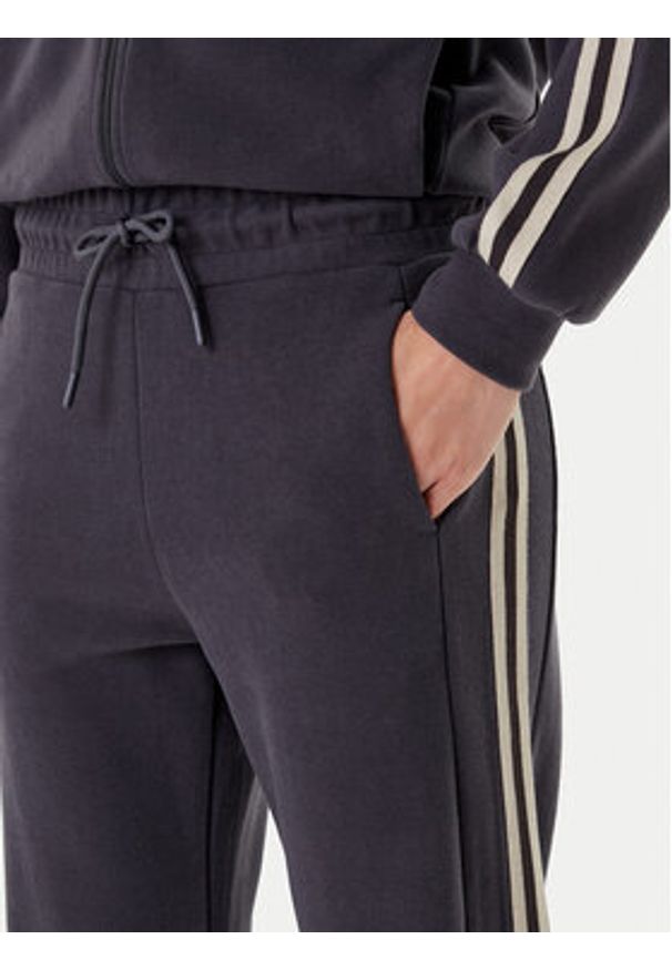 EA7 Emporio Armani Spodnie dresowe 7W000568 AF15528 U8117 Szary Relaxed Fit. Kolor: szary. Materiał: syntetyk