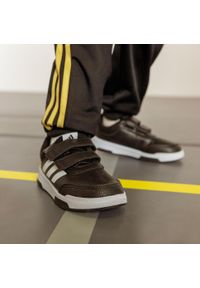 Adidas - Buty sportowe dla dzieci ADIDAS Tensaur. Okazja: na uczelnię. Zapięcie: pasek. Kolor: czarny, biały, wielokolorowy. Materiał: materiał. Szerokość cholewki: normalna. Wzór: paski. Sport: turystyka piesza
