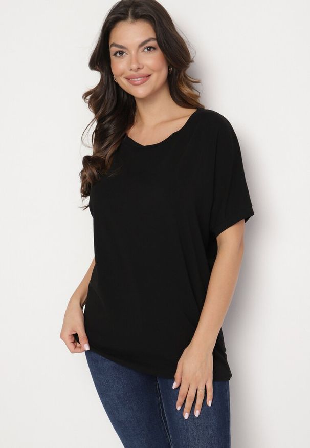 Born2be - Czarny T-shirt Ammi. Kolor: czarny. Materiał: elastan, bawełna, dzianina. Długość rękawa: krótki rękaw. Długość: krótkie