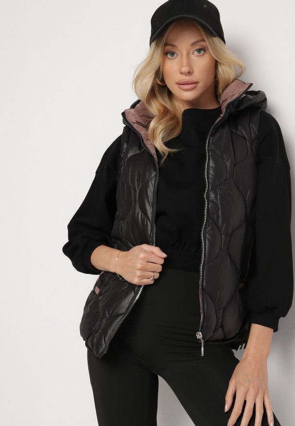 Born2be - Czarna Pikowana Kamizelka z Odpinanym Kapturem i Ściągaczami Liosta. Okazja: na spotkanie biznesowe, na co dzień. Kolor: czarny. Materiał: jeans. Styl: biznesowy, casual