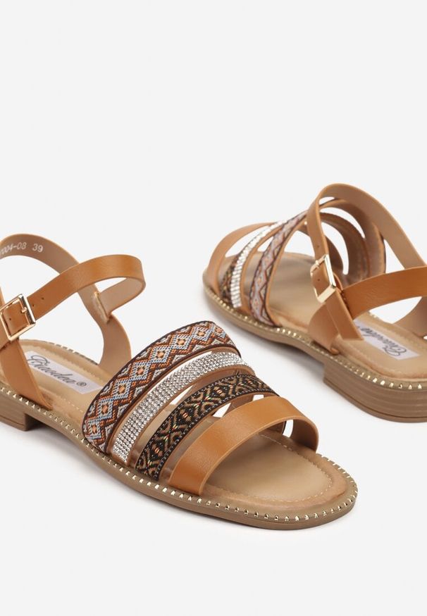 Born2be - Brązowe Sandały z Ozdobnymi Paskami i Cyrkoniami Dovasse. Okazja: na co dzień. Zapięcie: pasek. Kolor: brązowy. Materiał: jeans. Styl: elegancki, casual