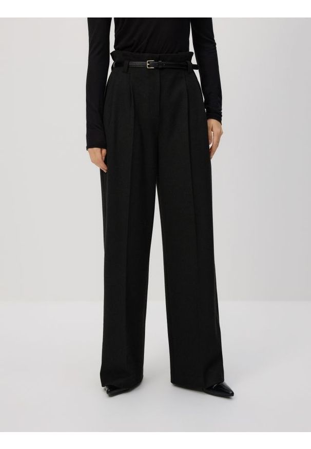 Reserved - Spodnie z paskiem - czarny. Kolor: czarny. Materiał: wiskoza, tkanina