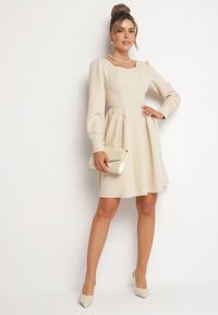 Born2be - Beżowa Rozkloszowana Sukienka z Kwadratowym Dekoltem Katilora. Typ kołnierza: dekolt kwadratowy. Kolor: beżowy. Długość rękawa: długi rękaw. Styl: klasyczny #3