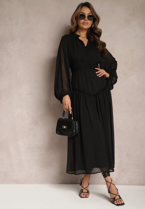 Renee - Czarna Elegancka Sukienka w Stylu Vintage z Powlekanymi Guzikami i Marszczeniami Lefandia. Typ kołnierza: kołnierzyk stójkowy. Kolor: czarny. Styl: elegancki, vintage