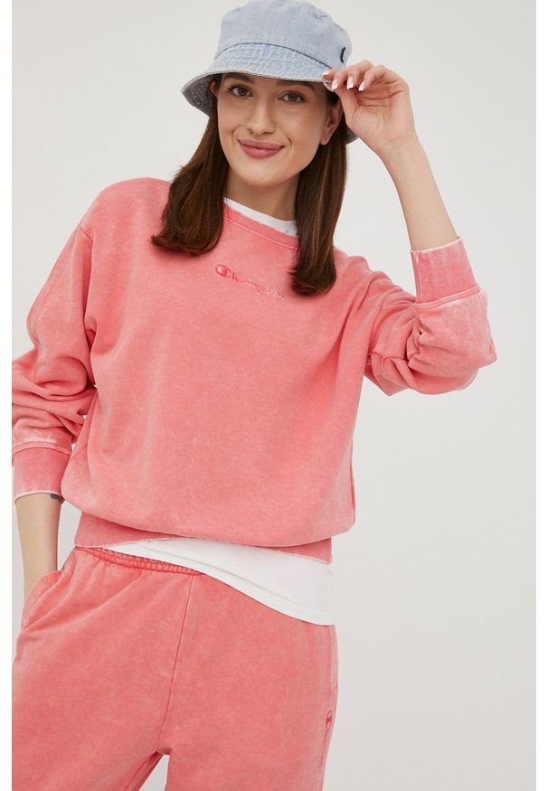 Champion bluza 114942 damska kolor różowy z aplikacją 114942-BS028. Kolor: różowy. Materiał: bawełna. Długość rękawa: długi rękaw. Długość: długie. Wzór: aplikacja
