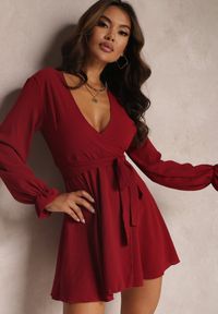 Renee - Bordowa Sukienka Parthameia. Kolor: czerwony. Materiał: tkanina. Wzór: jednolity. Typ sukienki: kopertowe. Styl: klasyczny. Długość: mini #1