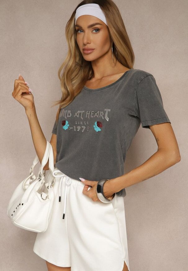 Renee - Ciemnoszary T-shirt z Bawełny Ozdobiony Nadrukiem Savetelle. Okazja: na co dzień. Kolor: szary. Materiał: bawełna. Wzór: nadruk, aplikacja. Sezon: wiosna, lato. Styl: casual