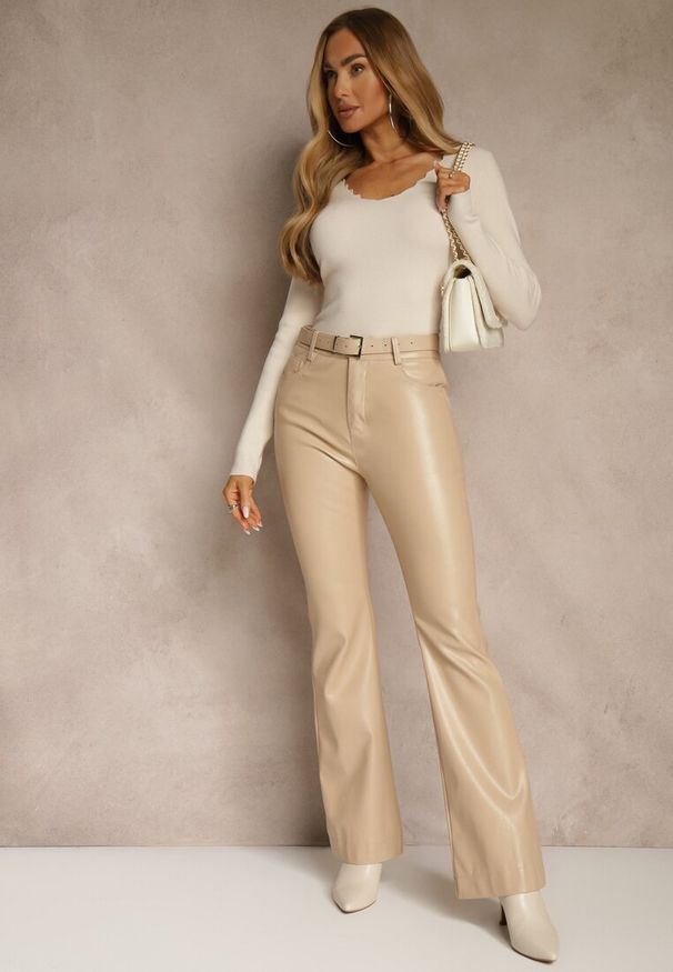 Renee - Beżowy Sweter o Taliowanym Kroju z Nieregularnym Dekoltem w V Fenalissa. Okazja: na co dzień. Kolor: beżowy. Długość: krótkie. Sezon: zima, jesień. Styl: casual