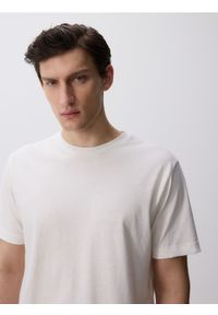Reserved - T-shirt regular fit z lnem - złamana biel. Materiał: len