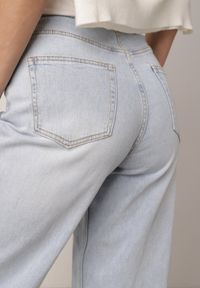 Born2be - Niebieskie Bawełniane Jeansy o Kroju Mom Fit z Wysokim Stanem i Paskiem Pribena. Okazja: na co dzień. Stan: podwyższony. Kolor: niebieski. Styl: casual, klasyczny #5