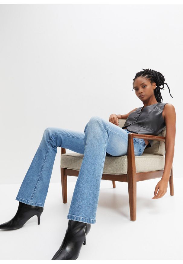 bonprix - Jeansy z rozkloszowanymi nogawkami, mid waist, ze stretchem. Kolor: niebieski