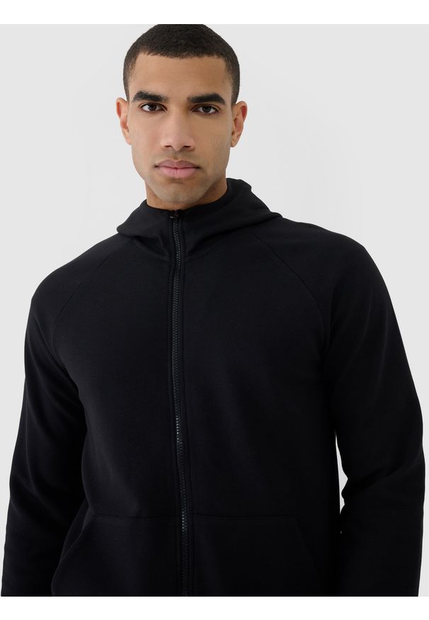 4f - 4F Bluza dresowa rozpinana z kapturem męska - czarna M. Okazja: na co dzień. Typ kołnierza: kaptur. Kolor: czarny. Materiał: dresówka. Długość rękawa: raglanowy rękaw. Wzór: jednolity, ze splotem. Styl: casual, sportowy