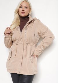 Born2be - Beżowa Kurtka Parka z Kapturem i Kieszeniami Sinora. Okazja: na co dzień. Typ kołnierza: kaptur. Kolekcja: plus size. Kolor: beżowy. Materiał: jeans. Styl: casual, elegancki #5