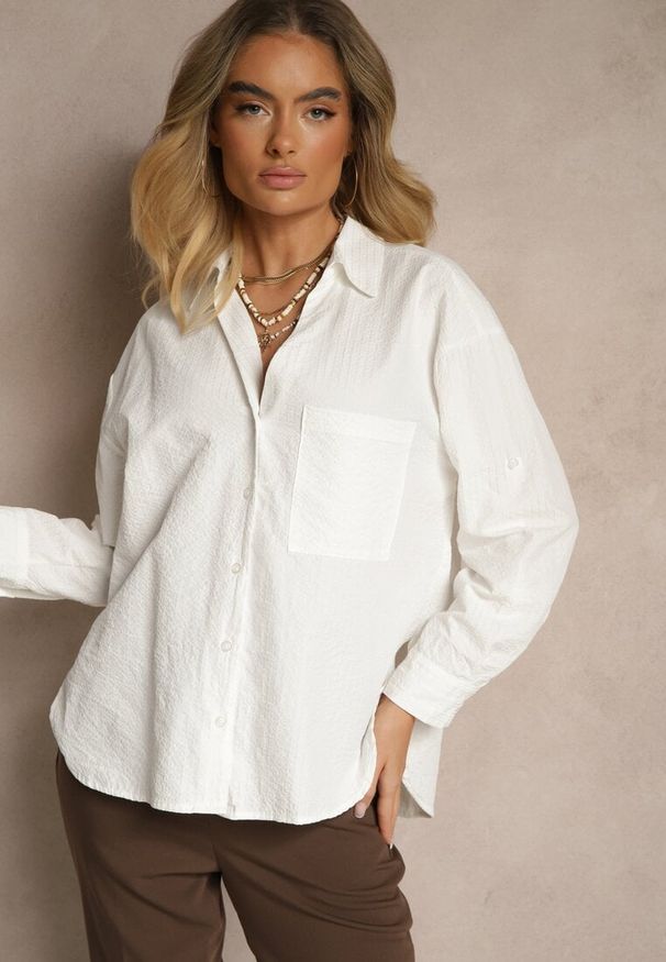 Renee - Biała Koszula z Bawełny w Delikatne Paseczki Lisallia. Okazja: na co dzień. Typ kołnierza: kołnierzyk klasyczny. Kolor: biały. Materiał: bawełna. Długość rękawa: długi rękaw. Długość: długie. Styl: casual, sportowy, klasyczny