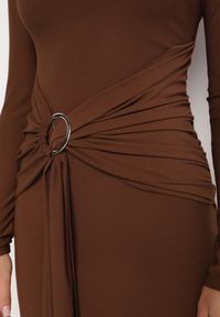 Born2be - Brązowa Dopasowana Sukienka z Półgolfem Trenem i Rozcięciem Miredi. Kolor: brązowy. Styl: elegancki #7