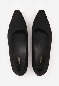 Renee - Czarne Strukturalne Czółenka VICES na Słupkowym Obcasie Abathise. Nosek buta: otwarty. Kolor: czarny. Materiał: skóra, materiał. Obcas: na obcasie. Wysokość obcasa: średni #9