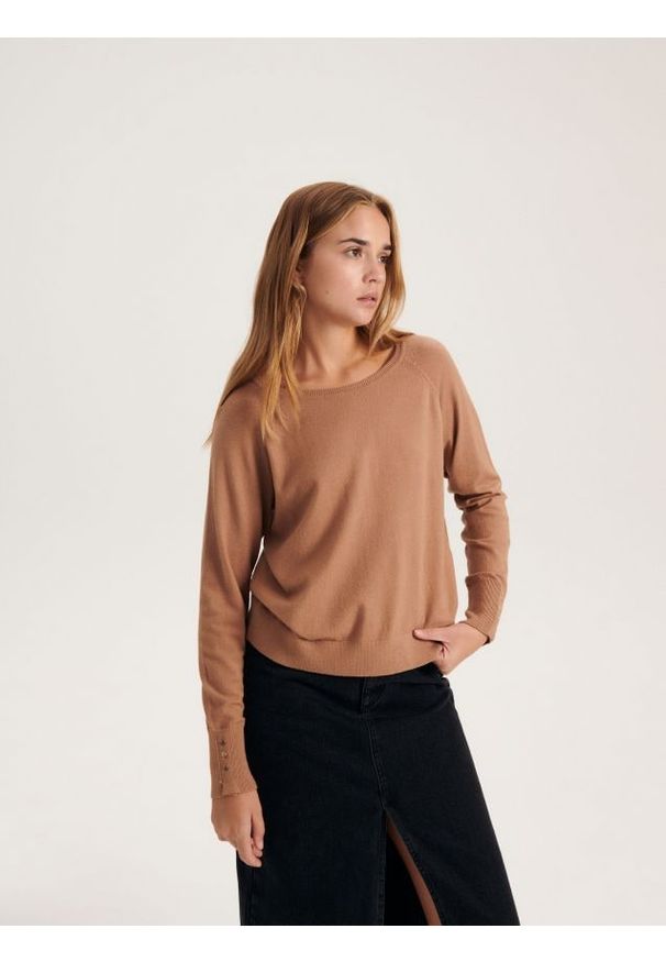 Reserved - Gładki sweter z wiskozą - beżowy. Kolor: beżowy. Materiał: wiskoza. Wzór: gładki. Styl: klasyczny
