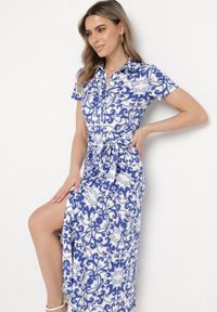 Born2be - Biało-Granatowa Sukienka Midi Koszulowa z Paskiem w Talii w Ornamentalny Print Fiamea. Kolor: biały. Materiał: materiał. Wzór: nadruk. Typ sukienki: koszulowe. Długość: midi #7
