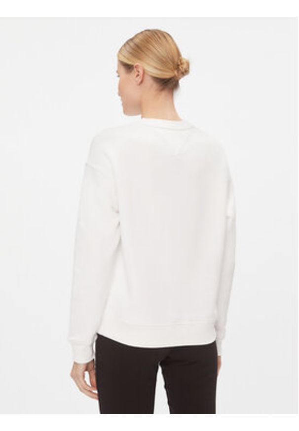 Tommy Jeans Bluza Badge DW0DW17325 Biały Boxy Fit. Kolor: biały. Materiał: bawełna