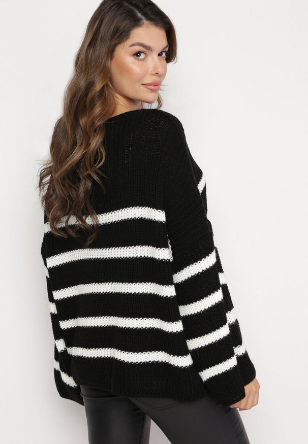Born2be - Czarny Dzianinowy Sweter z Długimi Szerokimi Rękawami w Pasy Samsoni. Kolor: czarny. Materiał: dzianina. Długość: długie