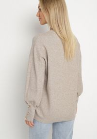 Born2be - Beżowy Sweter z Wiskozą Ozdobiony Guzikami na Rękawach Sadvire. Okazja: na co dzień. Kolor: beżowy. Materiał: wiskoza. Wzór: aplikacja. Styl: casual, klasyczny